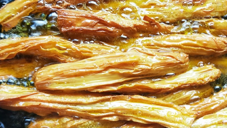 教你在家自制香味十足辣条 , 干净卫生还特别好吃,炸至微黄即可捞出。