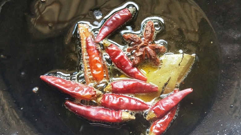教你在家自制香味十足辣条 , 干净卫生还特别好吃,加入<a style='color:red;display:inline-block;' href='/shicai/ 86474'>干辣椒</a>。
