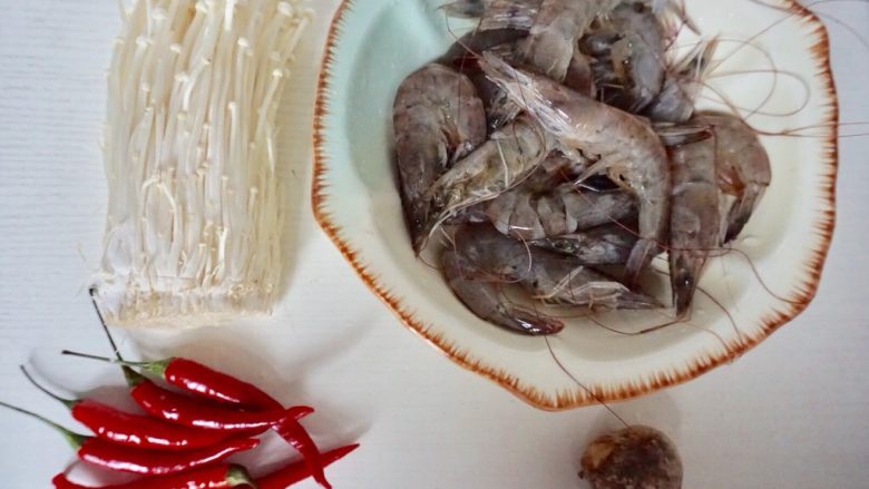 金针菇蒜蓉开背虾,
材料准备好,蒜和<a style='color:red;display:inline-block;' href='/shicai/ 62'>辣椒</a>切末备用