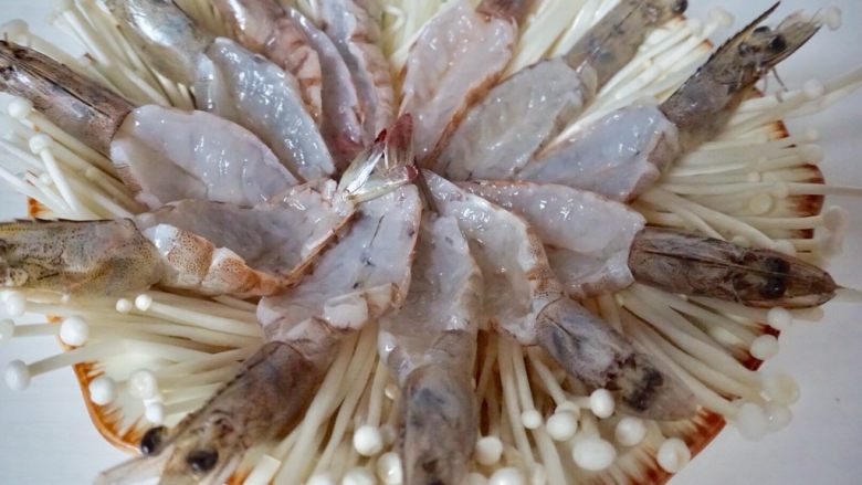金针菇蒜蓉开背虾,倒入浓汁