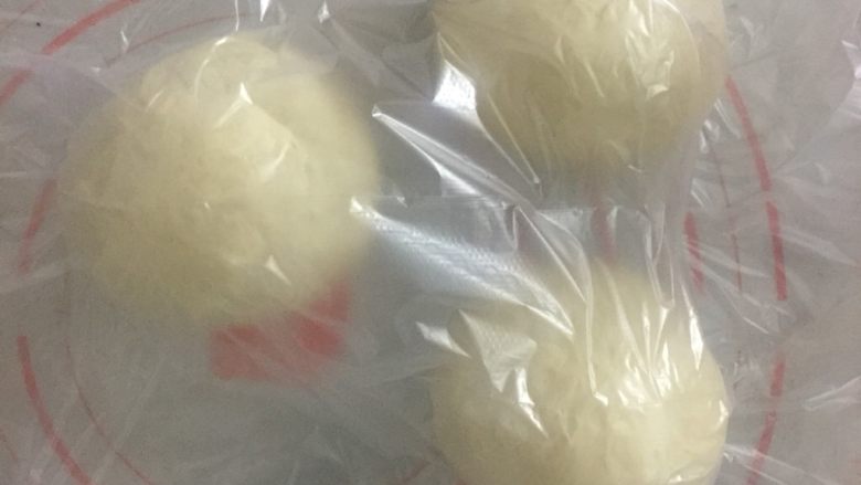 猪油吐司
,平均分三份滚圆,盖上保鲜膜醒发15分钟。