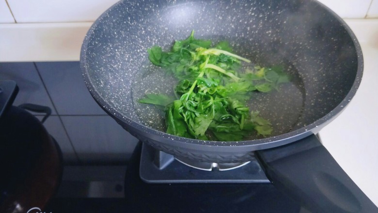 无需揉面的早餐&芹菜叶鸡蛋饼,锅中加入清水,大火烧开后,把芹菜叶放入锅中,立即关火。