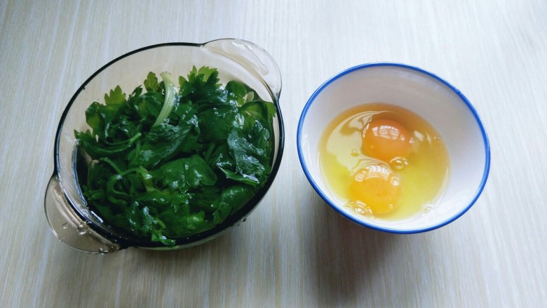 无需揉面的早餐&芹菜叶鸡蛋饼,将芹菜叶捞出,过冷水,鸡蛋敲碗里,加入盐。
