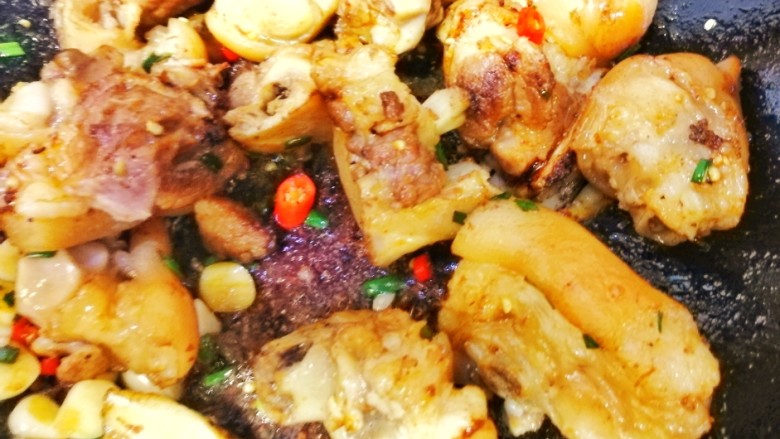 椒盐猪脚,锅中再放入炸好的猪脚翻炒几下洒<a style='color:red;display:inline-block;' href='/shicai/ 704'>椒盐</a>
