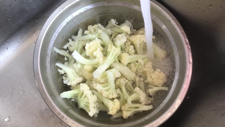 咖喱有机花菜,焯水后捞出来,过一下凉水(这样口感比较爽口,不喜欢脆爽的这步可以免去)