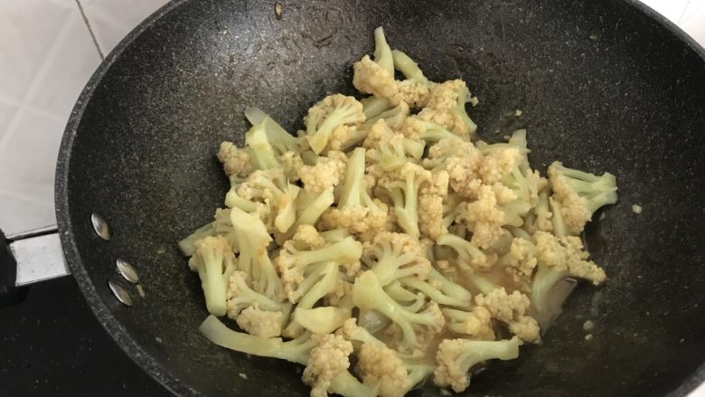 咖喱有机花菜,翻炒均匀至汤汁浓稠,让每颗菜花都沾上咖喱酱汁便可起锅(全程我是不用加盐,因为咖喱块自带咸味)当然,如果觉得不合自己口味可以适当调整