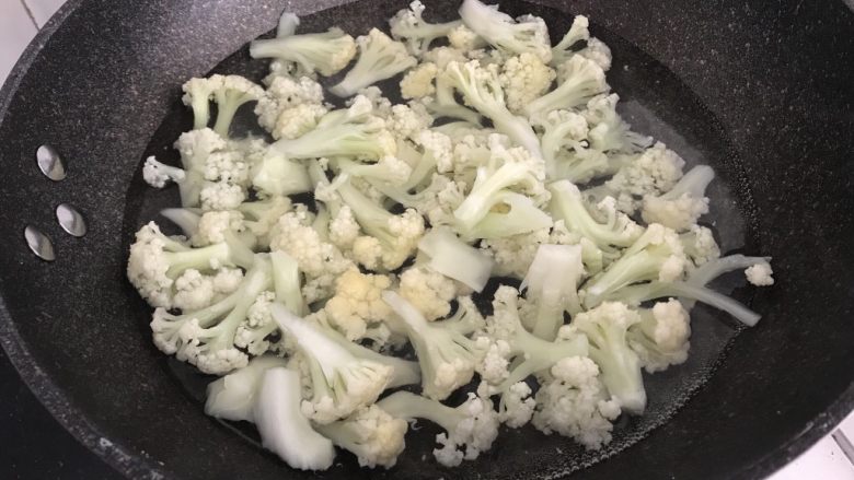 咖喱有机花菜,水开后,把菜花倒入锅中焯至断生