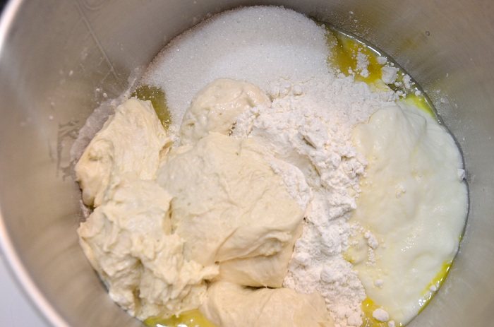 胖墩牛奶面包,提前将中种面团材料混合均匀，盖好入冰箱冷藏过夜。
第二天将中种面团剪小块放入搅拌桶，加入主面团中除<a style='color:red;display:inline-block;' href='/shicai/ 887'>黄油</a>和盐外的其它材料进行揉面。