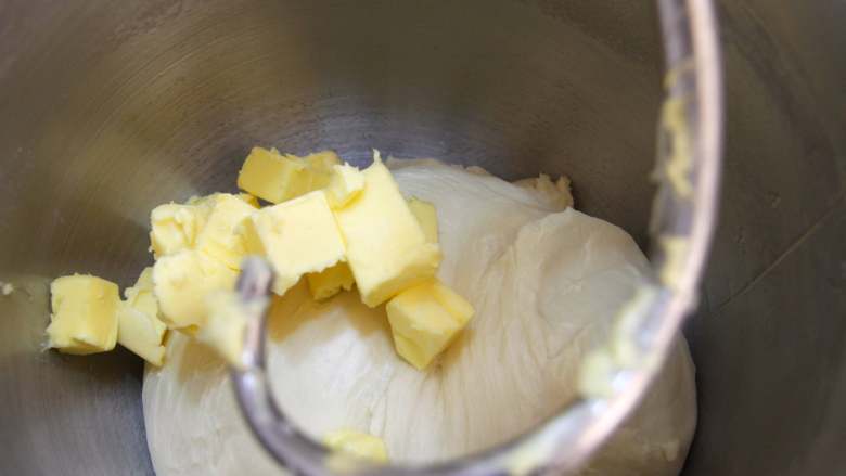 胖墩牛奶面包,面团揉至较光滑后加入黄油，低档揉至黄油吸收后转3档揉面。