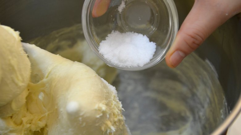 胖墩牛奶面包,最后加入盐，面团揉至扩展阶段。