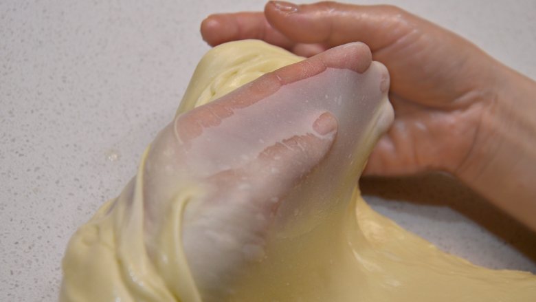 胖墩牛奶面包,面团有很好的拉伸性，呈很细腻的薄膜状。