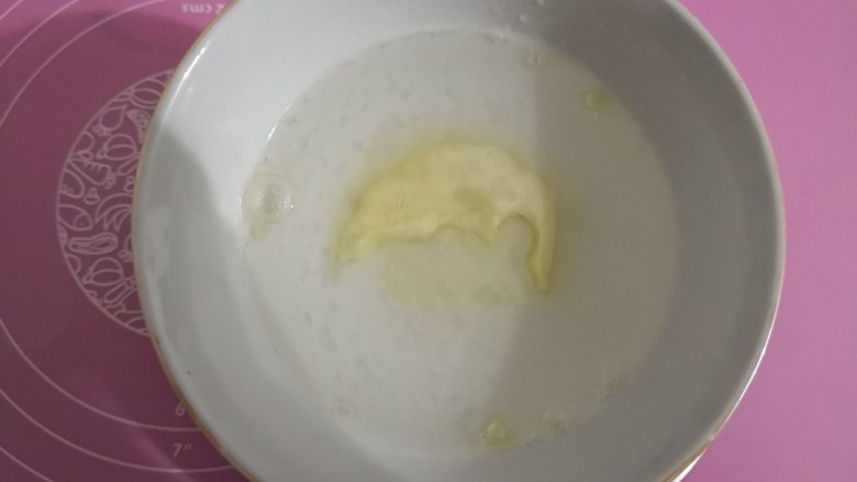 茉莉花香奶冻,寖泡吉利丁粉,1:3的比例。