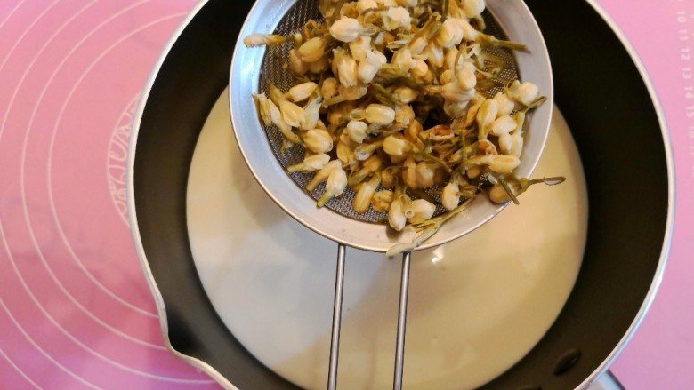 茉莉花香奶冻,两晚后拿出,过滤岀茉莉花,留出185克茉莉花奶。