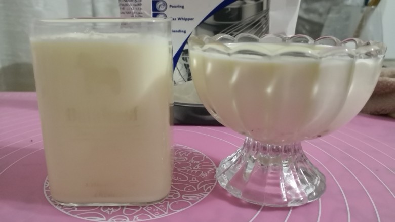 茉莉花香奶冻,倒入容器中,盖上保鲜膜放入冰箱冷藏至少四个小时以上。
