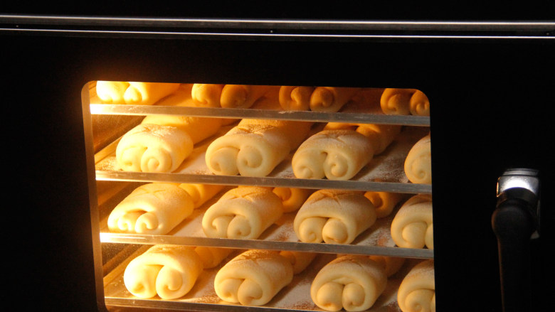 胖墩牛奶面包,COUSS电烤箱CO-960S，提前150度进行预热，预热完成提示音响后4盘面团放入烤箱，烘烤约25分钟。