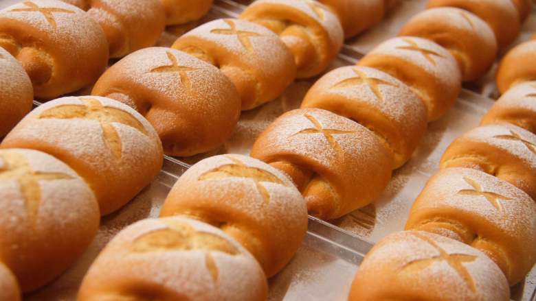 胖墩牛奶面包,烘烤结束，面包立即出炉，脱模至网架冷却即可。