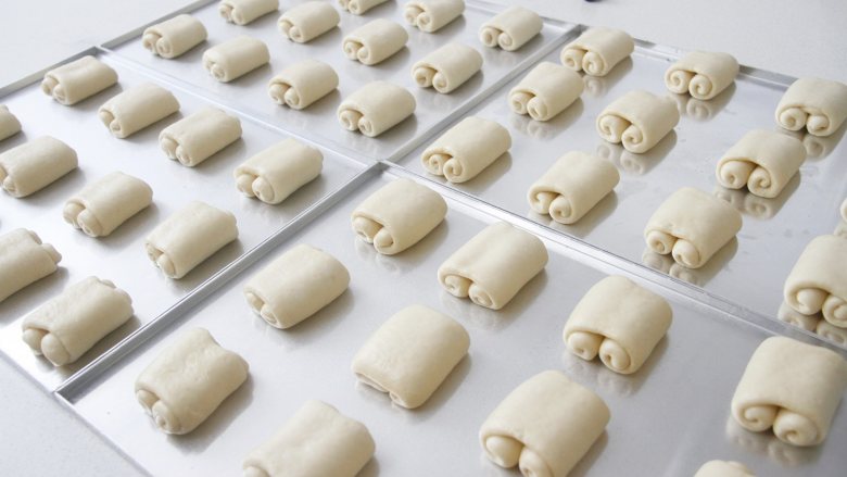 胖墩牛奶面包,做好所有的面团，共4烤盘。