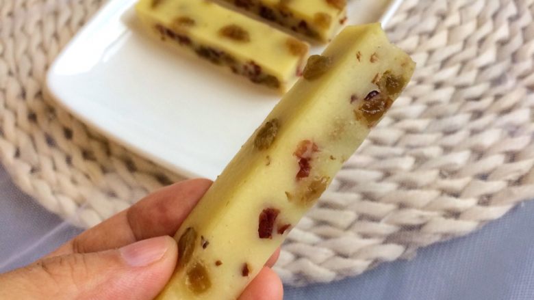 红枣牛奶糕与提子蔓越莓牛奶糕,13、切件,切的形状和大小随自己喜欢。