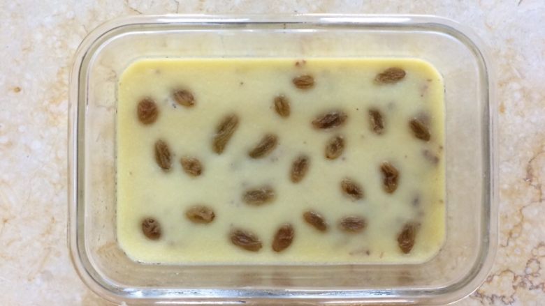 红枣牛奶糕与提子蔓越莓牛奶糕,11、蒸熟后,去掉保鲜膜。