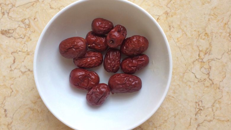 红枣牛奶糕与提子蔓越莓牛奶糕,1、红枣(连核重)45克。