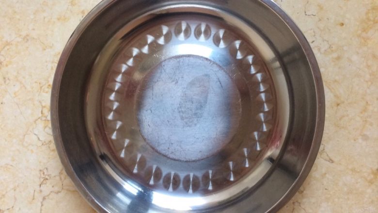 红枣牛奶糕与提子蔓越莓牛奶糕,7、这次用的是很常见的不锈钢盘子蒸糕点。
盘子上均匀抹上一层薄油,或者垫上油纸也可以。