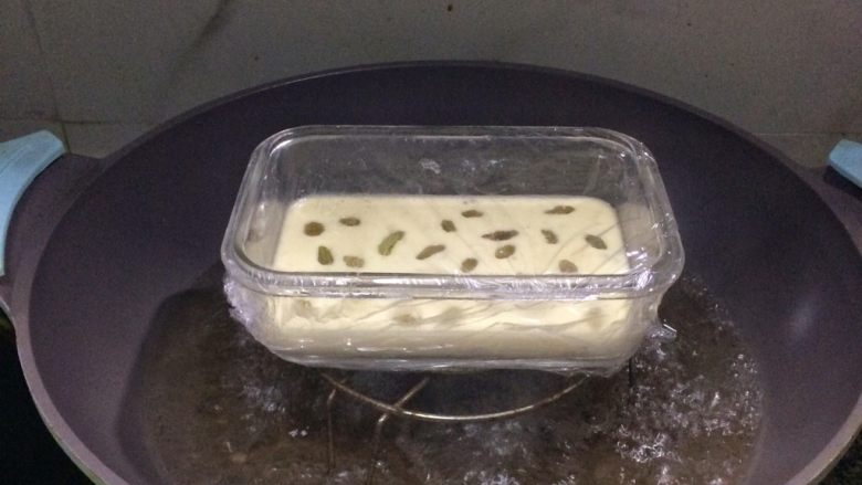 红枣牛奶糕与提子蔓越莓牛奶糕,10、锅里装适量水烧开。
放入容器隔水蒸15到20分钟,根据面糊的厚度调整时间。