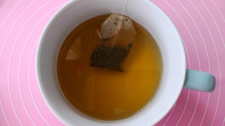 水蜜桃茉莉花香茶,先将茉莉花袋泡茶用热水寖泡大概3分钟左右,放一边放凉备用。