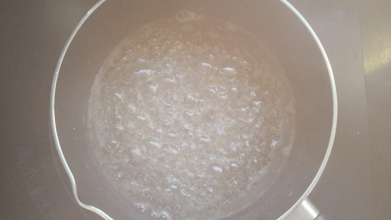 水蜜桃茉莉花香茶,将25克糖和50克水烧开,放一旁放凉备用。