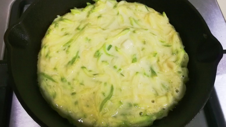 快手早餐 西葫芦鸡蛋饼,小锅烧热放入少许油,放入三分之一面糊煎黄