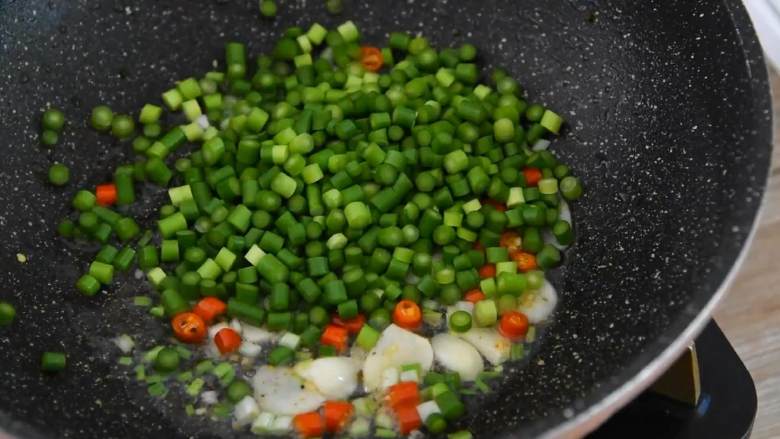蒜台炒肉末,倒入蒜苔,炒至断生。
