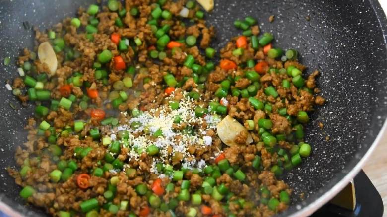 蒜台炒肉末,加入1勺糖、1勺鸡精,炒匀即可。