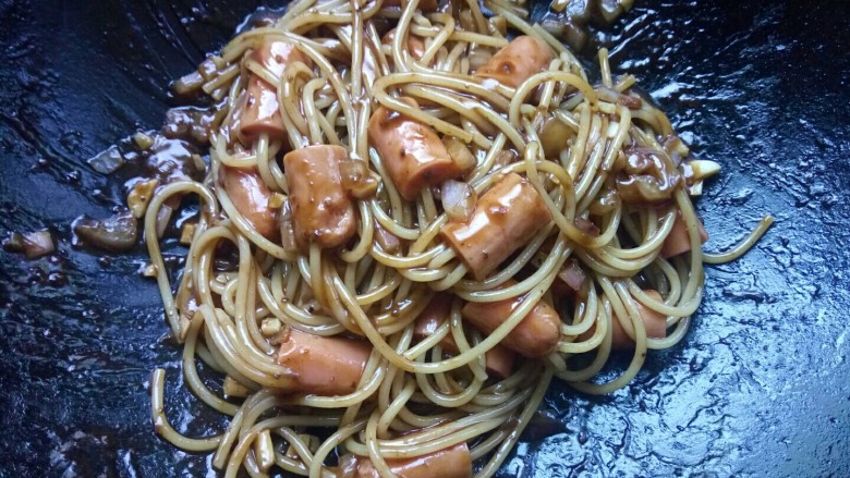 穿肠意面,然后将煮好的意面倒入锅中,使其与酱料混合。