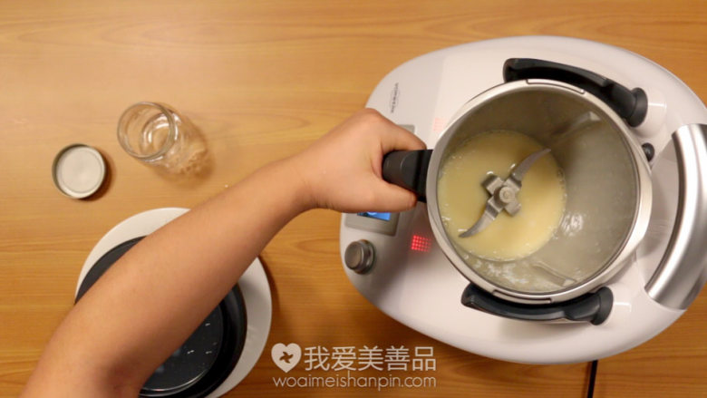 自制炼乳,只需要2种食材,一步搞定,时间到了之后移除网锅,打开主锅盖
