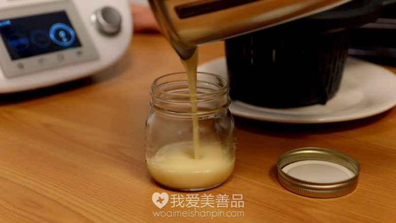 自制炼乳,只需要2种食材,一步搞定,把做好的炼乳倒入一个罐子里等它冷却,刚做好的时候还是比较稀的状态,完全冷却后就会变得很浓稠