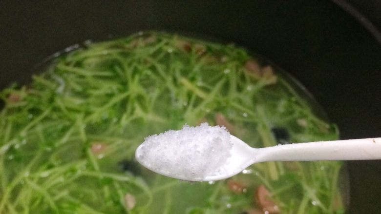 鲜美可口: 皮蛋火腿上汤豆苗,适量盐调味。
小贴士:此汤清淡才好喝,切忌放的调料太杂、味道过重。