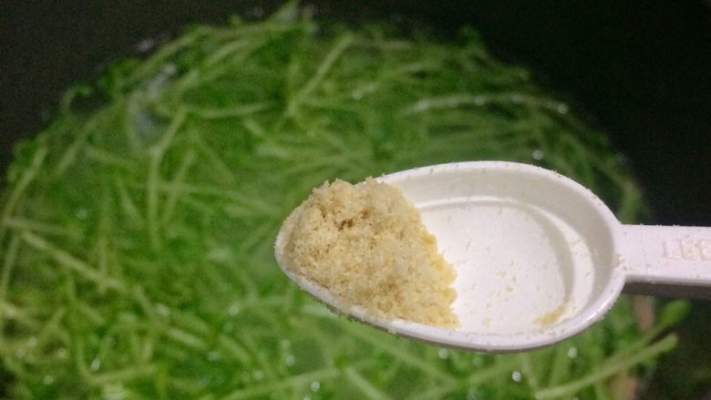 鲜美可口: 皮蛋火腿上汤豆苗,汤重新烧开后,放入少许鸡精提鲜。