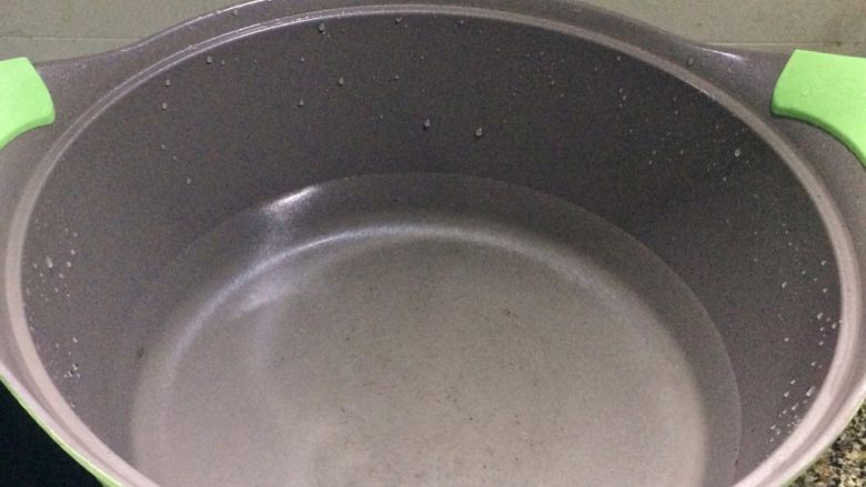 鲜美可口: 皮蛋火腿上汤豆苗,汤锅装适量水烧开。
小贴士:可以用现成的高汤代替清水,煮出的汤特鲜。没有也没关系,清水也能做出鲜美的汤。