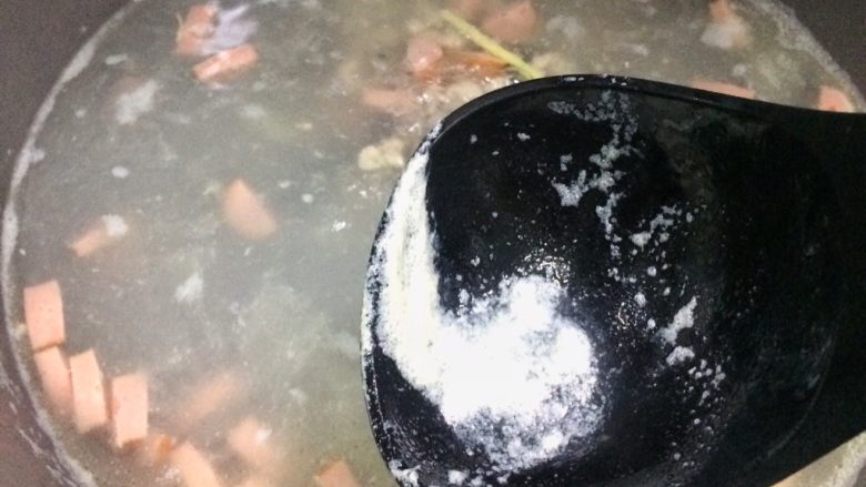 鲜美可口: 皮蛋火腿上汤豆苗,滚一会,如果有泡沫,用汤勺勺走。