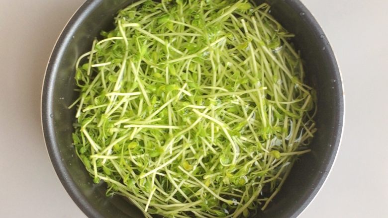 鲜美可口: 皮蛋火腿上汤豆苗,豆苗冲洗干净,浸泡15到30分钟,然后沥干水备用。