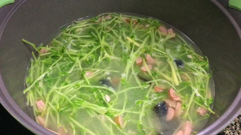 鲜美可口: 皮蛋火腿上汤豆苗,再滚半分钟就可以啦!
五分钟就煮好一锅鲜美的豆苗清汤。