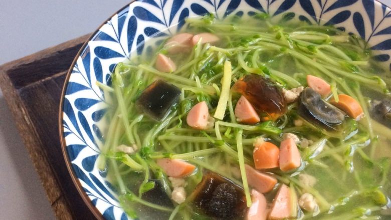 鲜美可口: 皮蛋火腿上汤豆苗,清清淡淡,却鲜味十足。饭前来一碗,特别开胃。