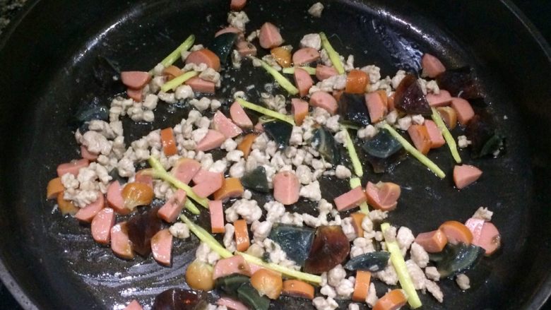 鲜美可口: 皮蛋火腿上汤豆苗,倒入皮蛋和火腿肠粒,翻炒一会。