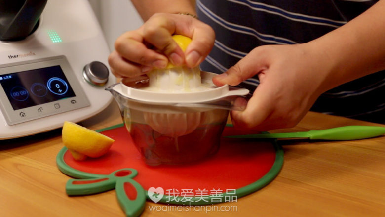 酸酸甜甜的西瓜柠檬水 – 视频教程 – 美善品食谱,先把<a style='color:red;display:inline-block;' href='/shicai/ 595'>柠檬</a>切成两半，然后用一个手动挤汁器挤出<a style='color:red;display:inline-block;' href='/shicai/ 595'>柠檬</a>汁，放一旁备用