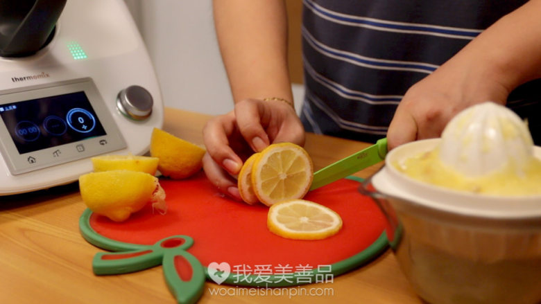 酸酸甜甜的西瓜柠檬水 – 视频教程 – 美善品食谱,也可以预留出半个柠檬切成薄片最后做装饰