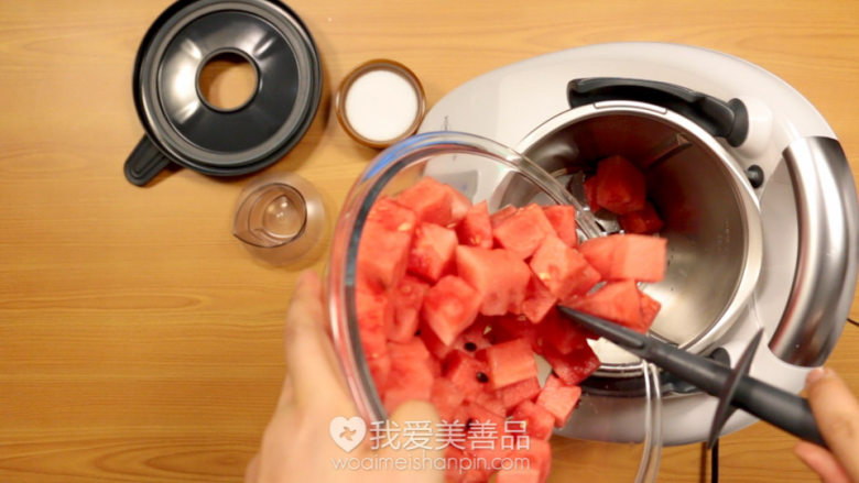 酸酸甜甜的西瓜柠檬水 – 视频教程 – 美善品食谱,接下来把切成大块的西瓜倒入主锅中