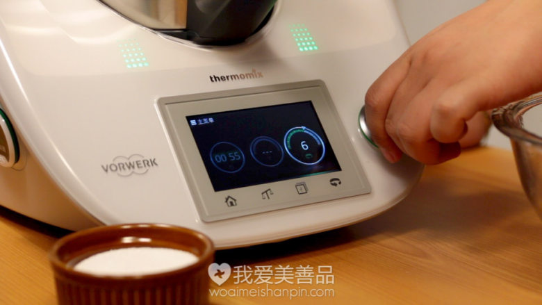 酸酸甜甜的西瓜柠檬水 – 视频教程 – 美善品食谱,设置1分钟，反转，慢慢加速到6速把西瓜块打成汁，美善品的反转功能是用刀背来打碎西瓜，所以不会把西瓜籽打碎，可以保留比较完整的西瓜籽最后可以过滤掉