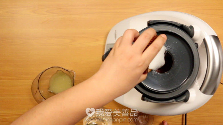 酸酸甜甜的西瓜柠檬水 – 视频教程 – 美善品食谱,时间到了打开量杯，从主锅盖口加入<a style='color:red;display:inline-block;' href='/shicai/ 869'>白砂糖</a>