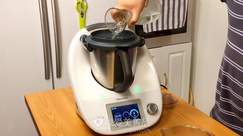 酸酸甜甜的西瓜柠檬水 – 视频教程 – 美善品食谱,最后加入冰水
