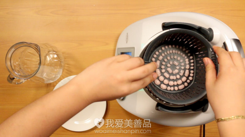 酸酸甜甜的西瓜柠檬水 – 视频教程 – 美善品食谱,时间到了打开主锅盖和量杯，把干净的网锅放入主锅中，这是网锅的另一种妙用，它可以起到筛网的作用