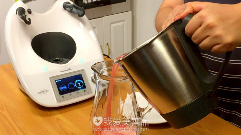 酸酸甜甜的西瓜柠檬水 – 视频教程 – 美善品食谱,放好网锅后就可以把西瓜汁过滤到一个冷饮壶中，用手顶住网锅，以免掉出来